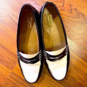 Bass Weejuns black and white leather loafers 7.5